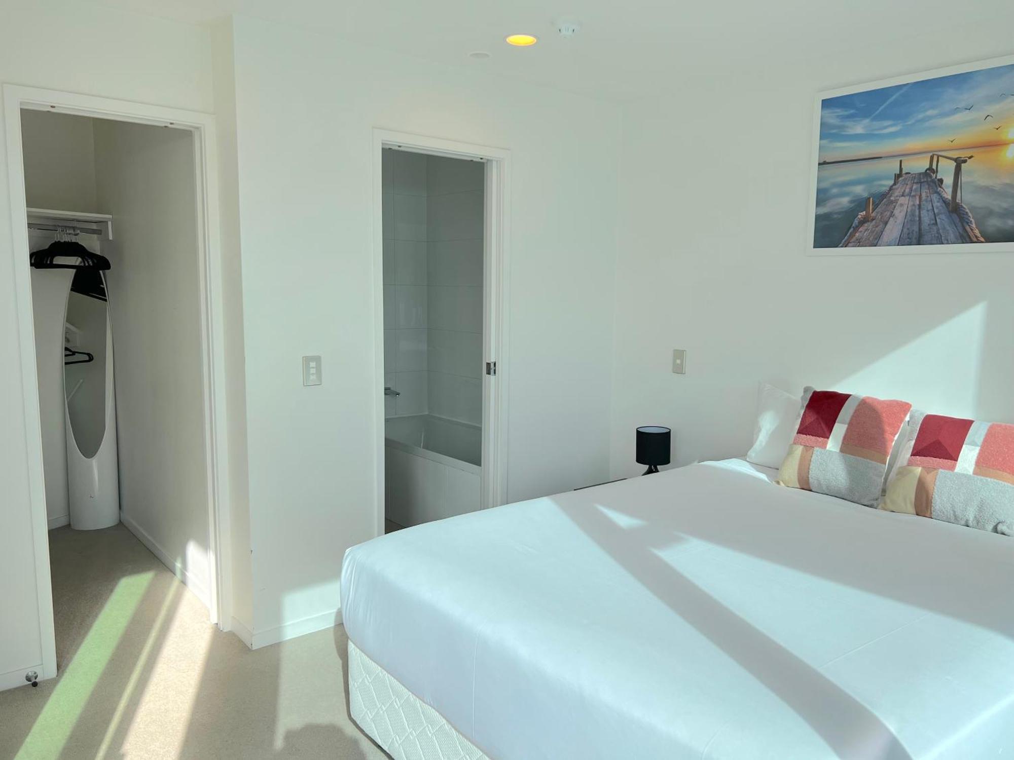 Magnificent Skytower, Sea, Habour View In Cbd Apartment