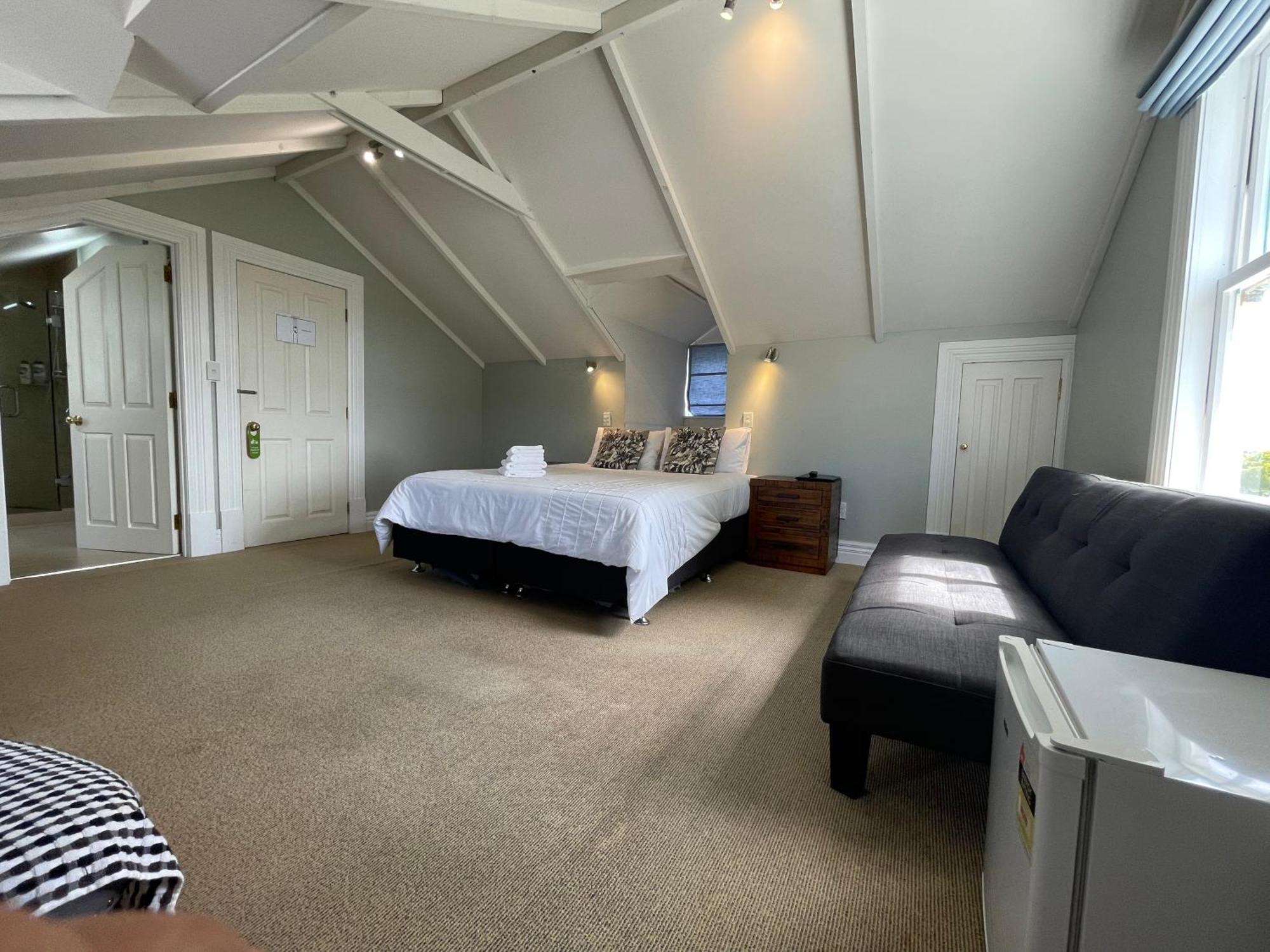 Western Springs To Central Heritage Guest house