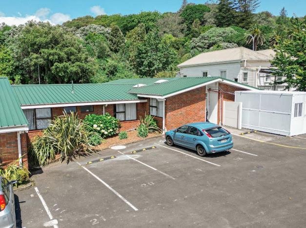 Eden Hostel *