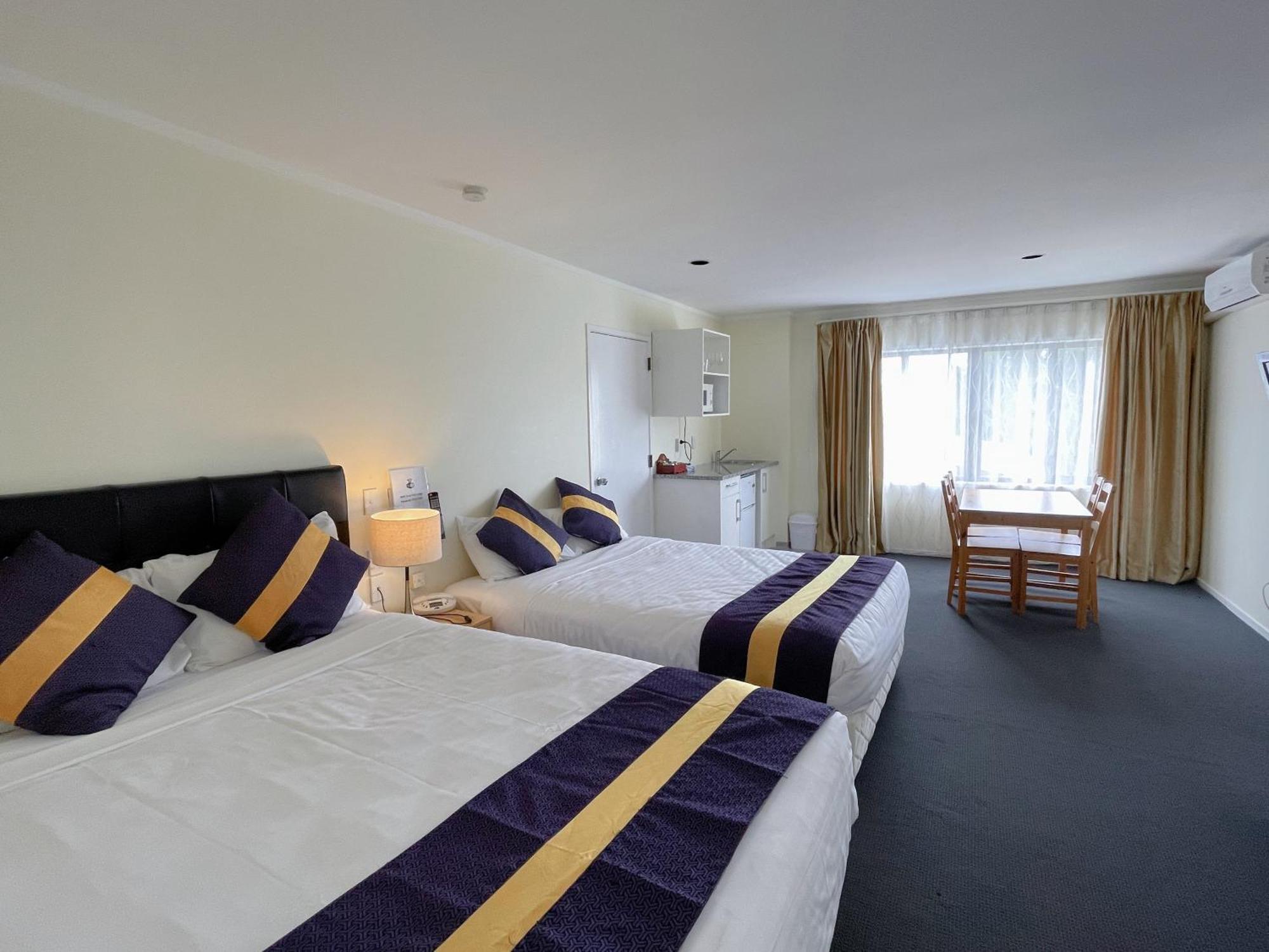 Royal Park Motel 4*
