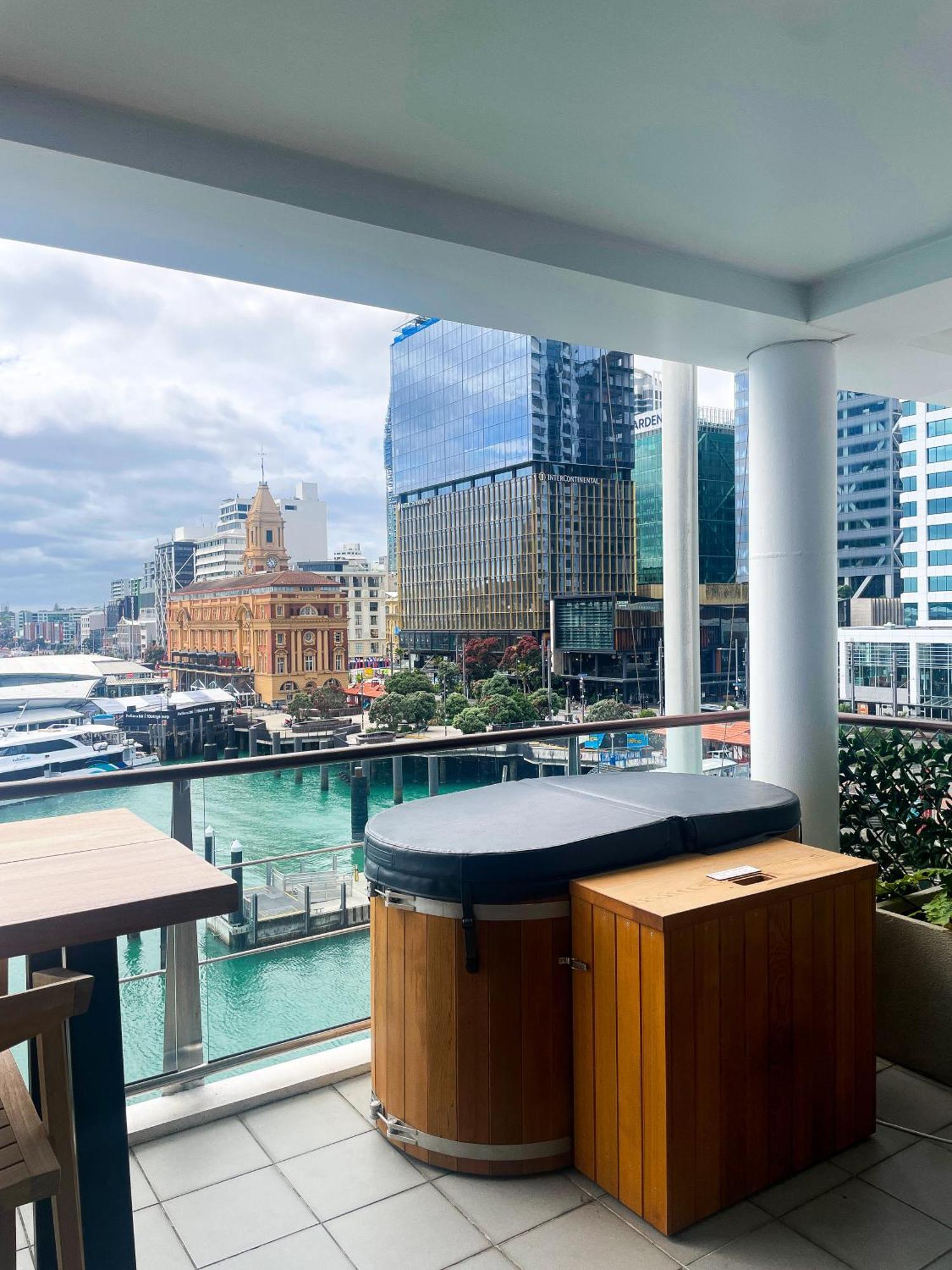 Luxury - Parking - Hot Tub - Stunning Views Apartment *