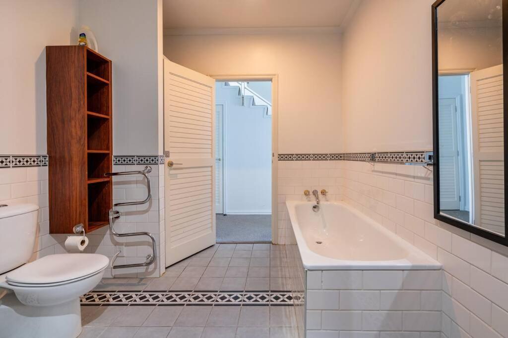 Spacious Penthouse With Spectacular Harbour Views! Apartment
