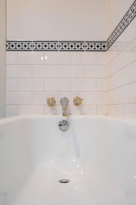Apartment Spacious Penthouse With Spectacular Harbour Views!