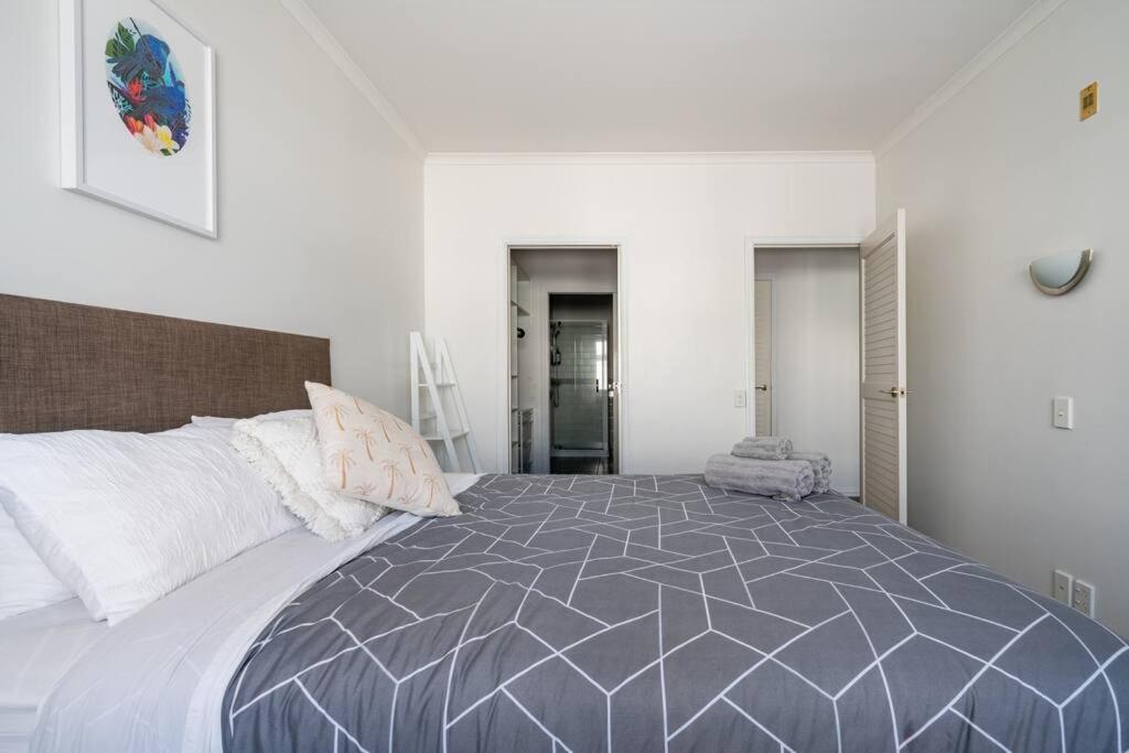 Spacious Penthouse With Spectacular Harbour Views! Apartment