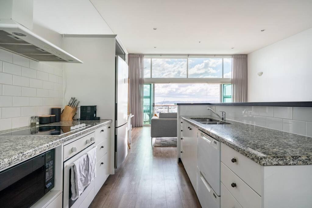 Spacious Penthouse With Spectacular Harbour Views! Apartment