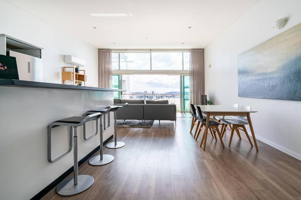 Spacious Penthouse With Spectacular Harbour Views! Apartment