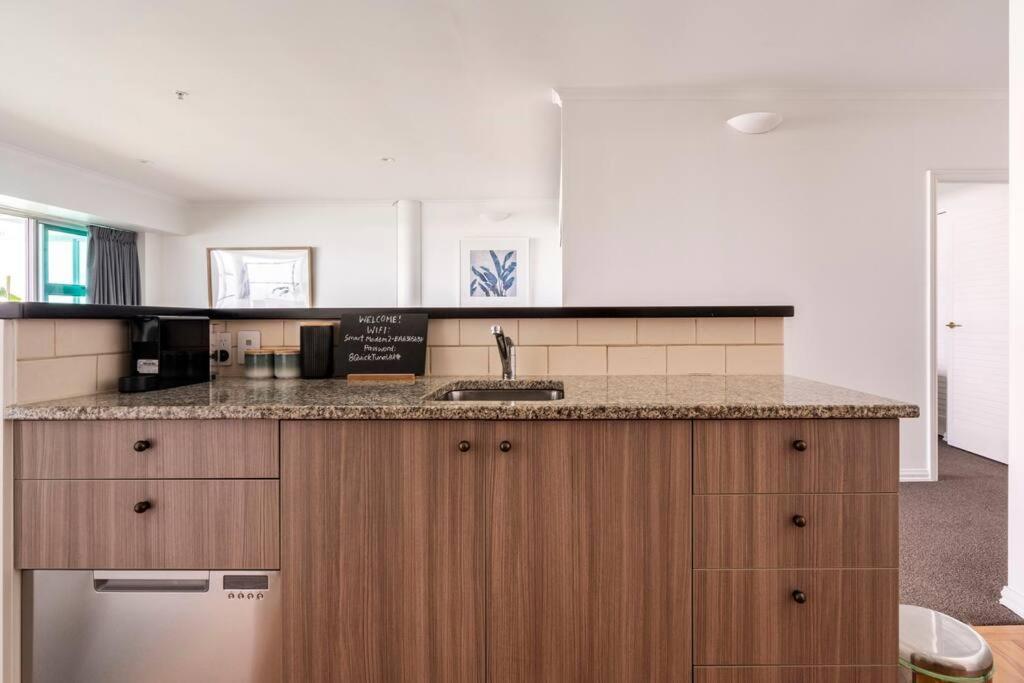 Luxury With Stunning Harbour & View Apartment