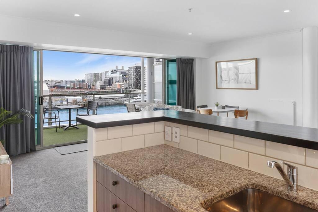 Luxury With Stunning Harbour & View Apartment *