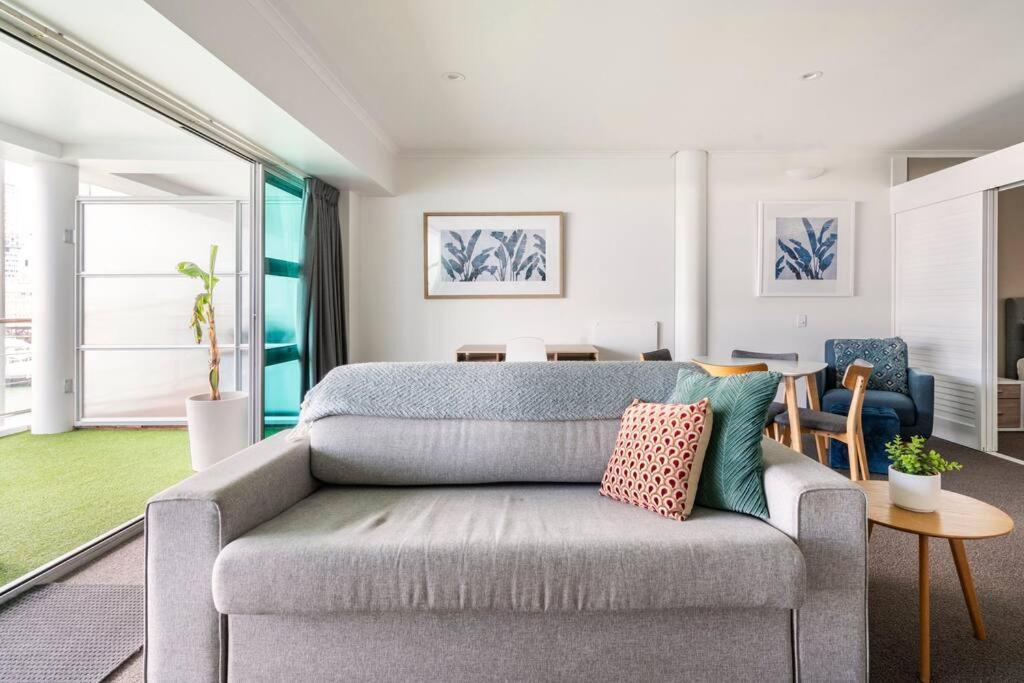 Luxury With Stunning Harbour & View Apartment