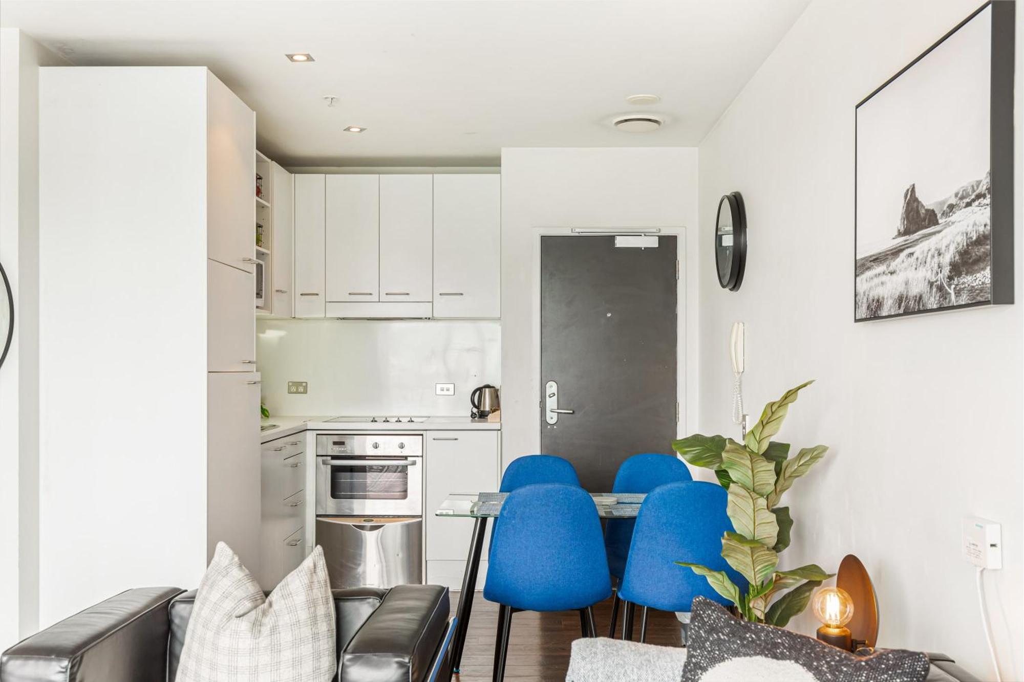 Luxury 2Br Apt In Cbd Pool, Gym, Prime Spot *