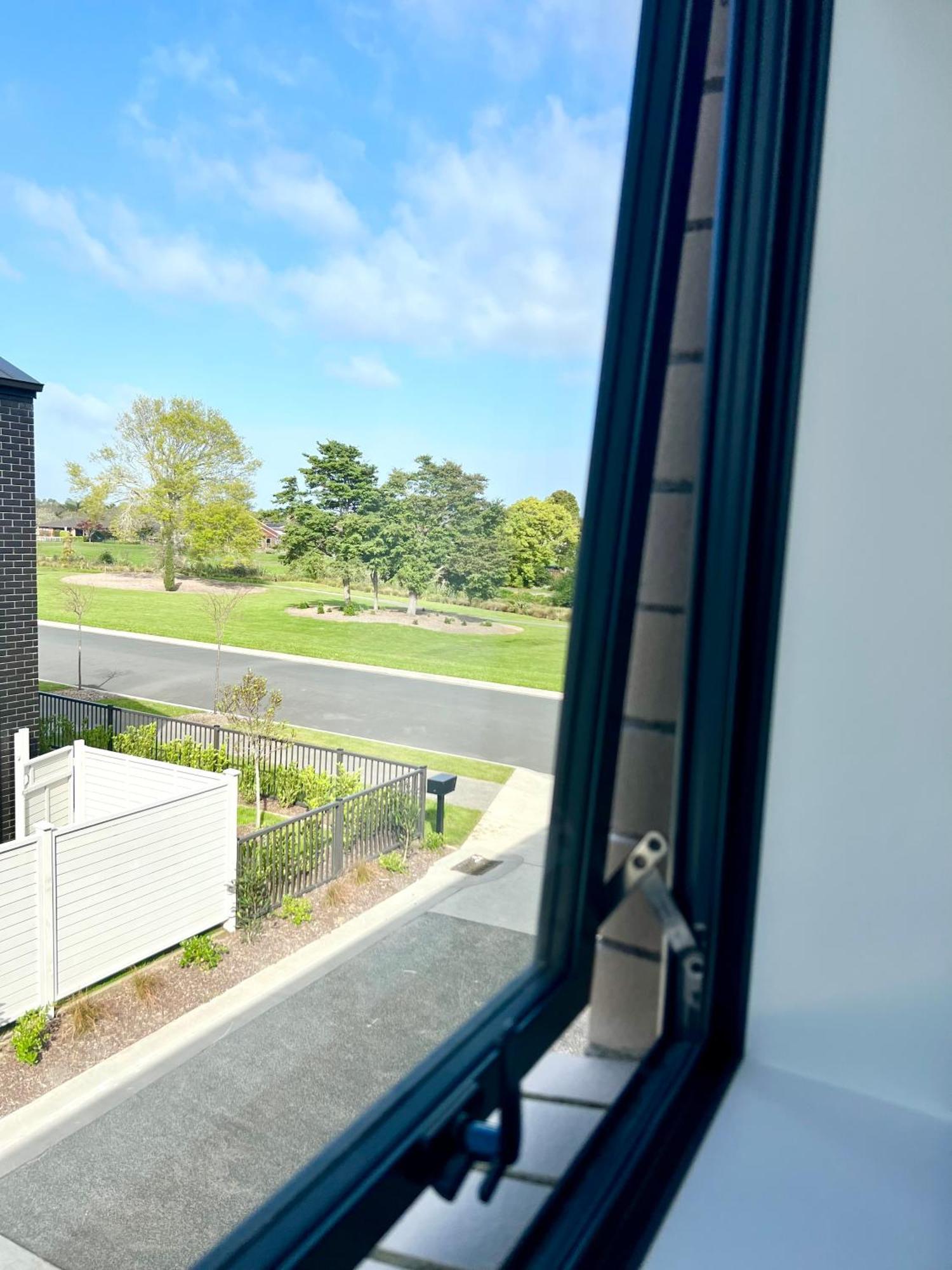 A&j Queen Bedroom-quiet And Brand New With Reserve View Auckland