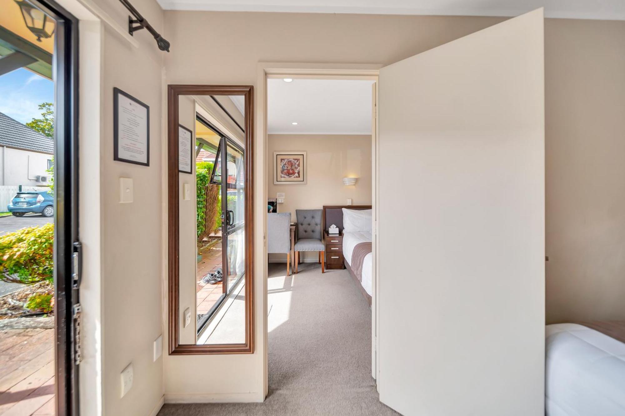 Tudor Court Motor 4*