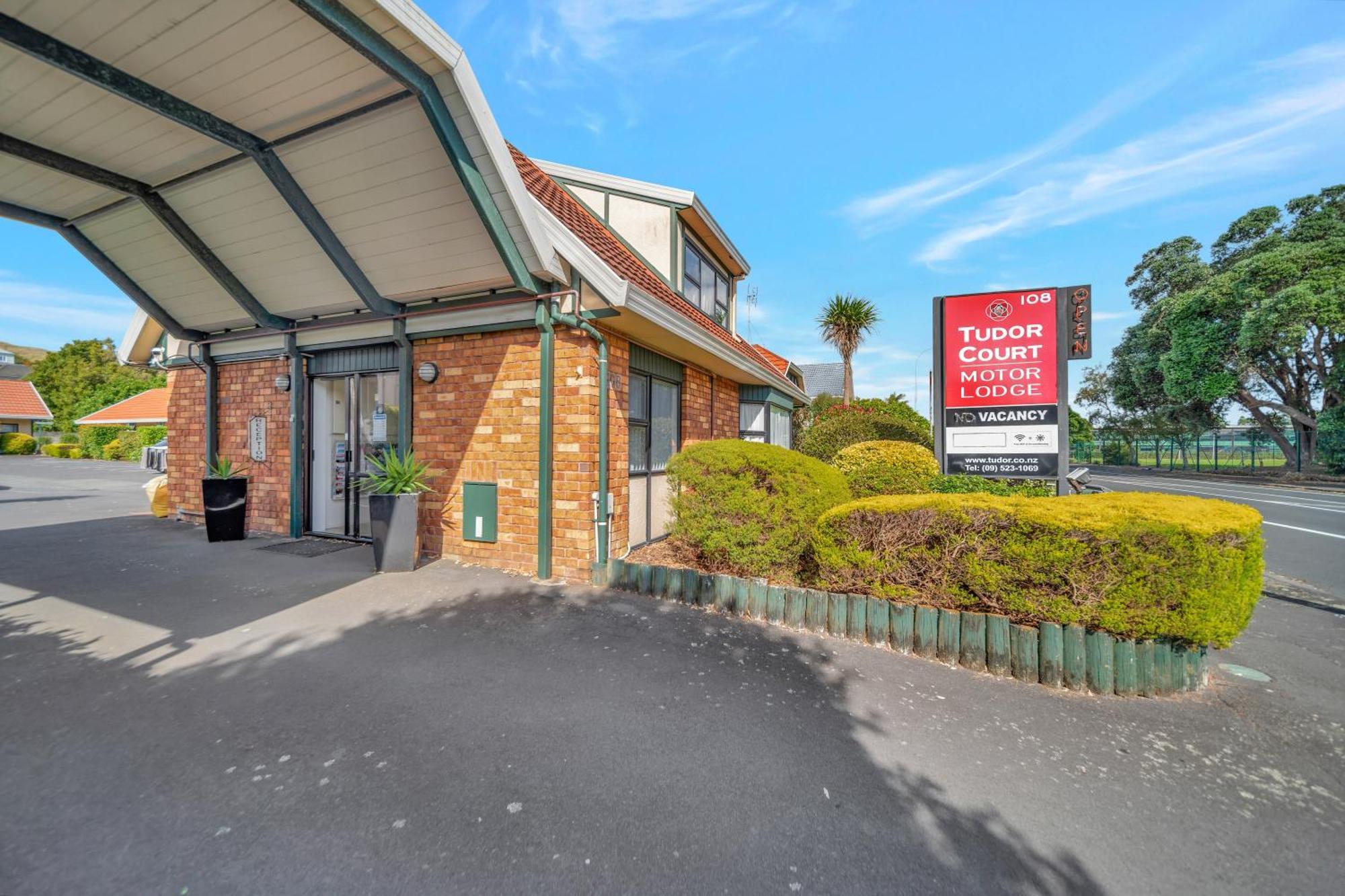 Tudor Court Motor Motel 4*