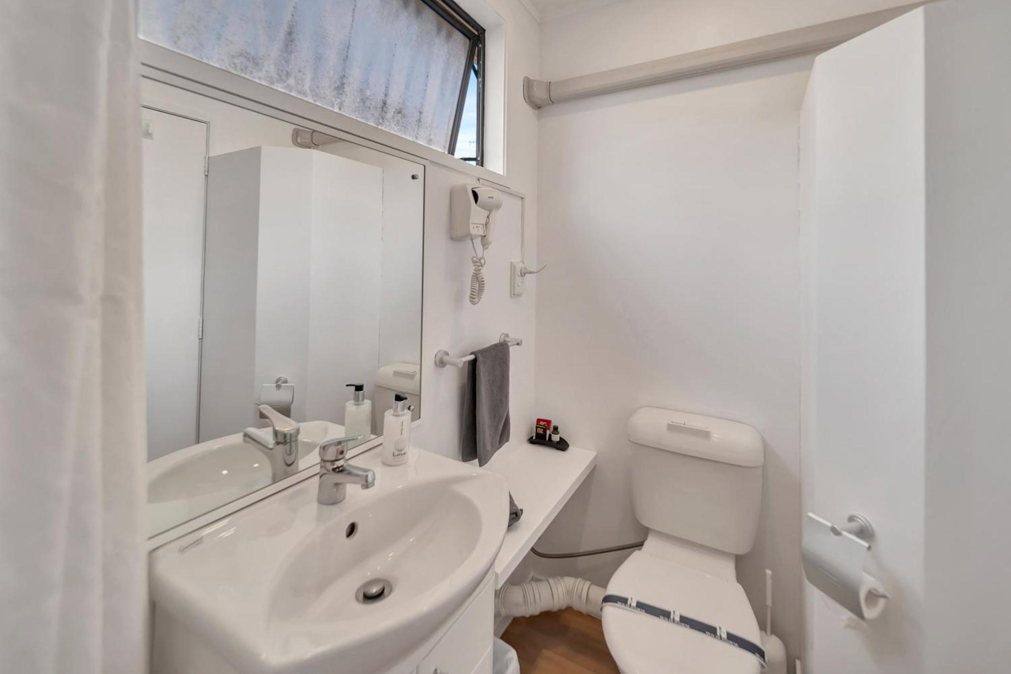 Tudor Court Motor Motel 4*