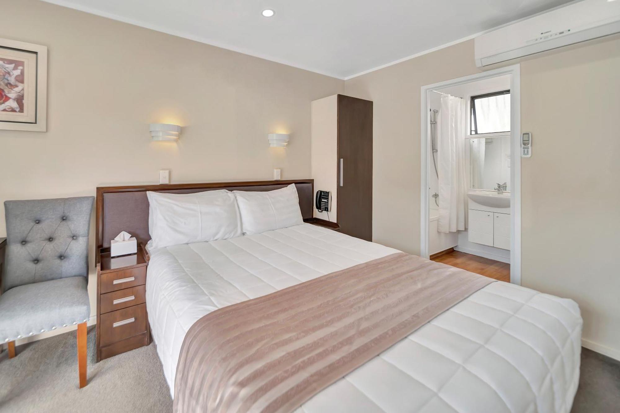 Motel Tudor Court Motor Auckland
