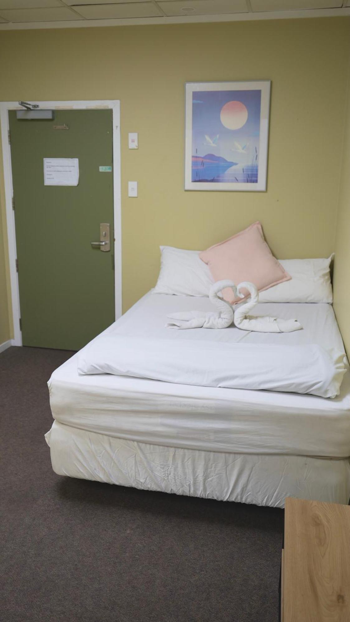 Silverfern Backpackers Hostel *