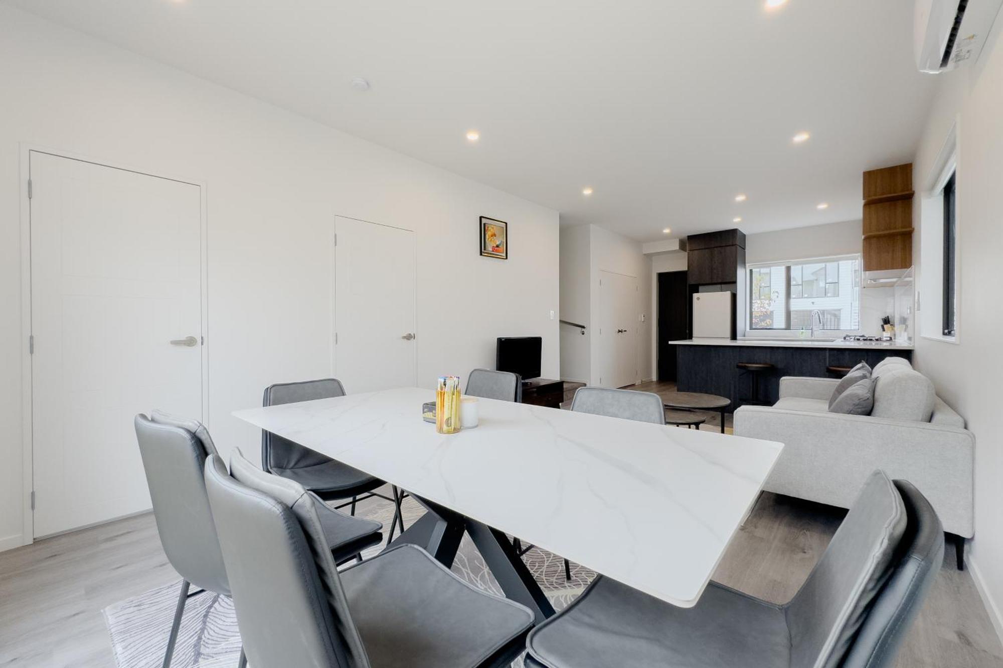 Modern 3-bds Townhouse In South *