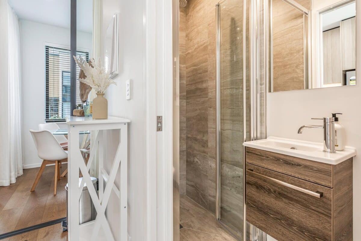 Fresh & Sleek Grey Lynn Unit With Private Patio Apartment