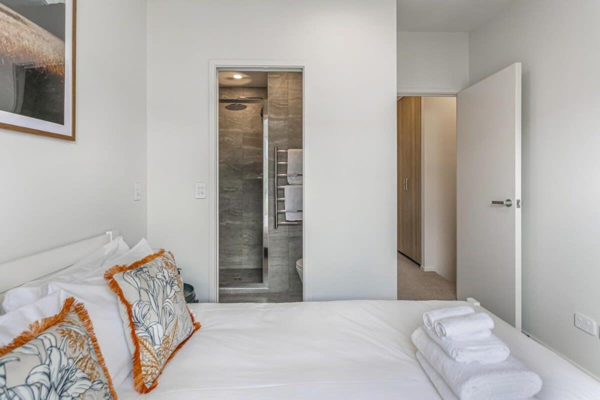 Fresh & Sleek Grey Lynn Unit With Private Patio *