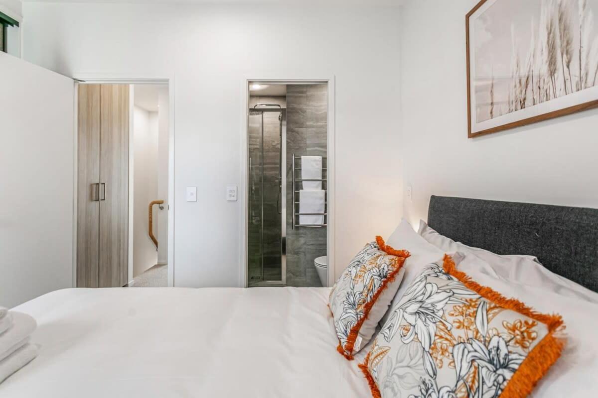 Fresh & Sleek Grey Lynn Unit With Private Patio Auckland
