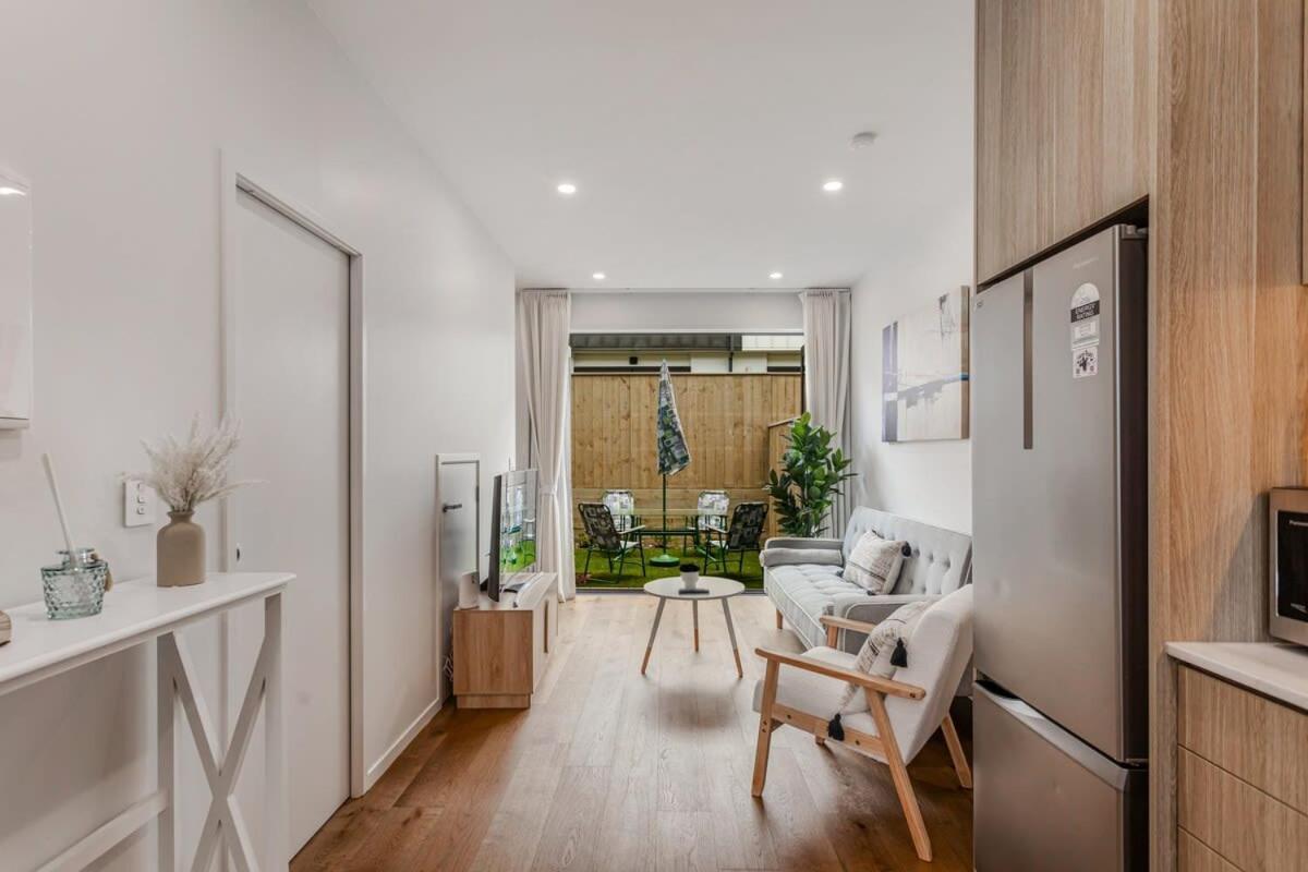 Fresh & Sleek Grey Lynn Unit With Private Patio Apartment *