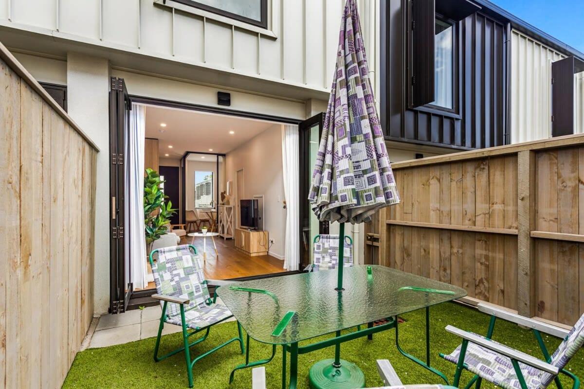 Fresh & Sleek Grey Lynn Unit With Private Patio Apartment