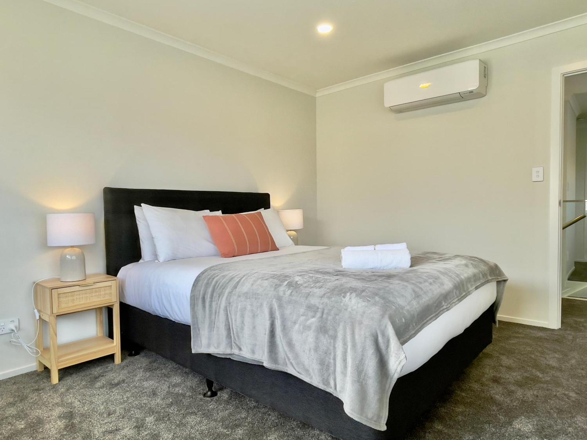 Sky Stars Brand-new Comfortable 3 & 4-bedroom Villa Auckland