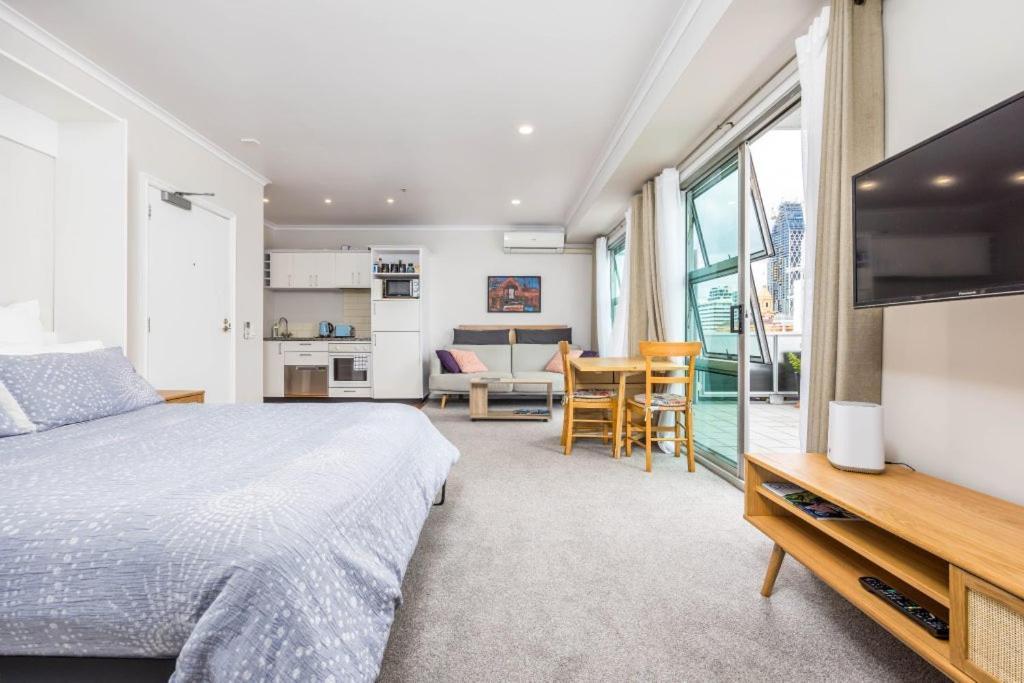Waterfront Studio 56 Viaduct Apartment