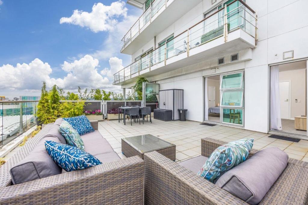 Waterfront Studio 56 Viaduct Apartment *