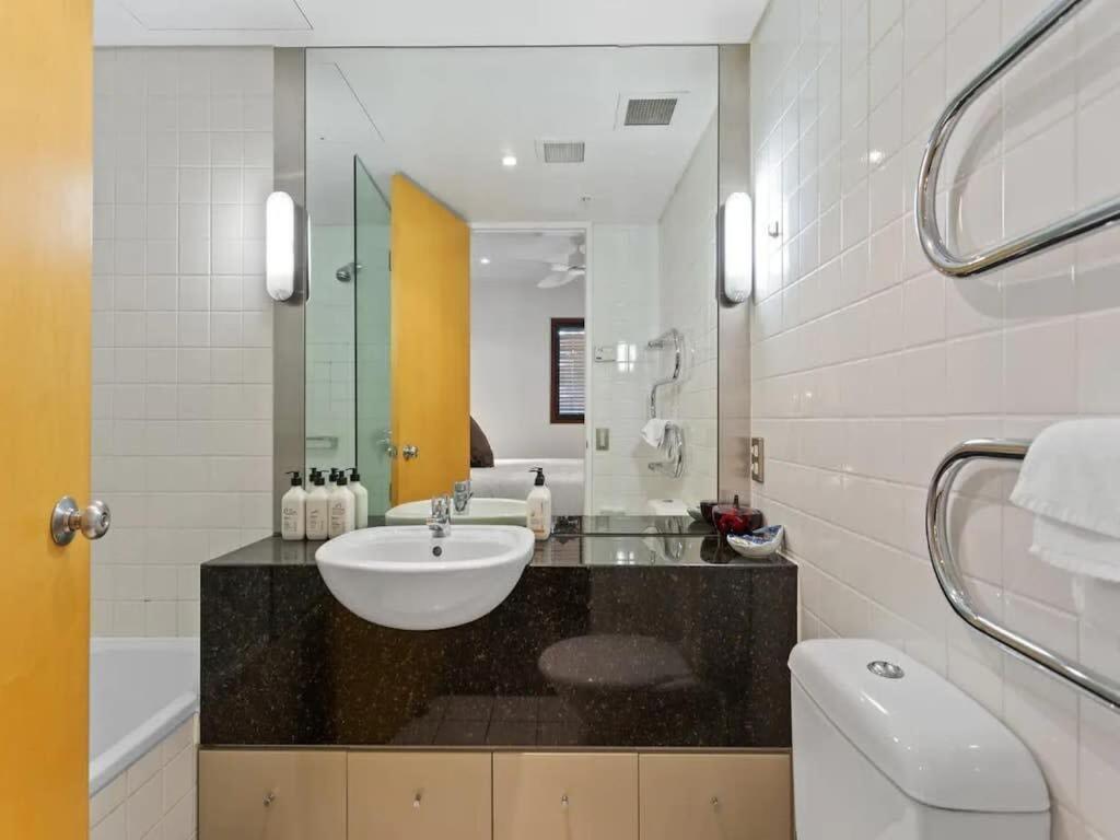 Lovely View - Free Parking, Pool And Gym Apartment