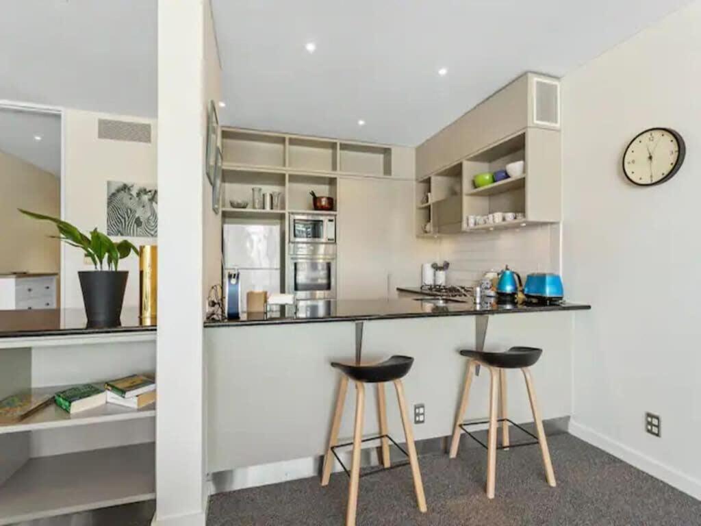 Lovely View - Free Parking, Pool And Gym Apartment