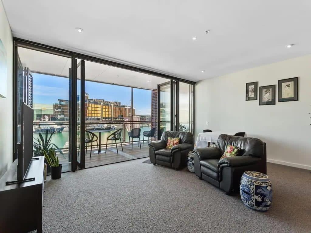 Lovely View - Free Parking, Pool And Gym Apartment *