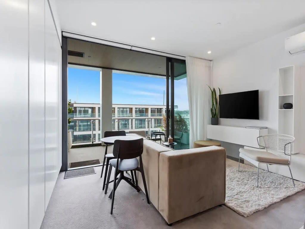 Apartment Sleek Modern With Balcony