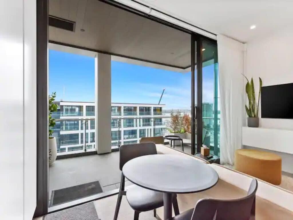 Sleek Modern With Balcony Apartment Auckland