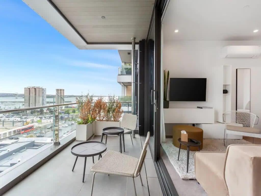 Apartment Sleek Modern With Balcony *
