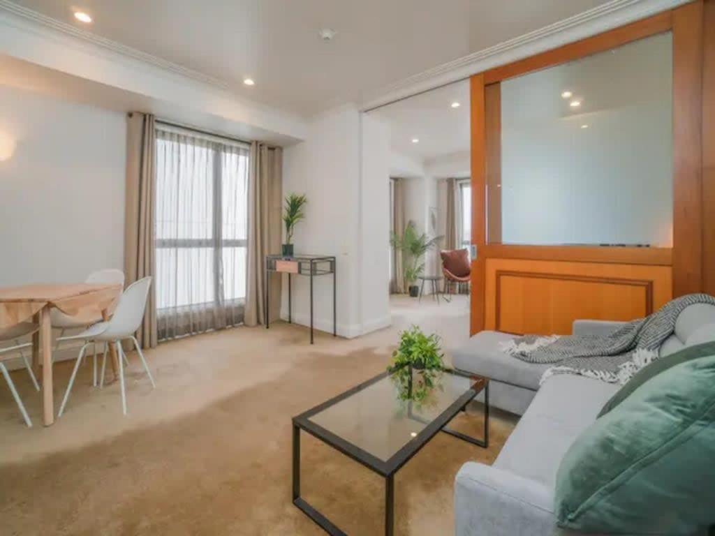 Spacious - Free Parking Gym And Pool Access Apartment