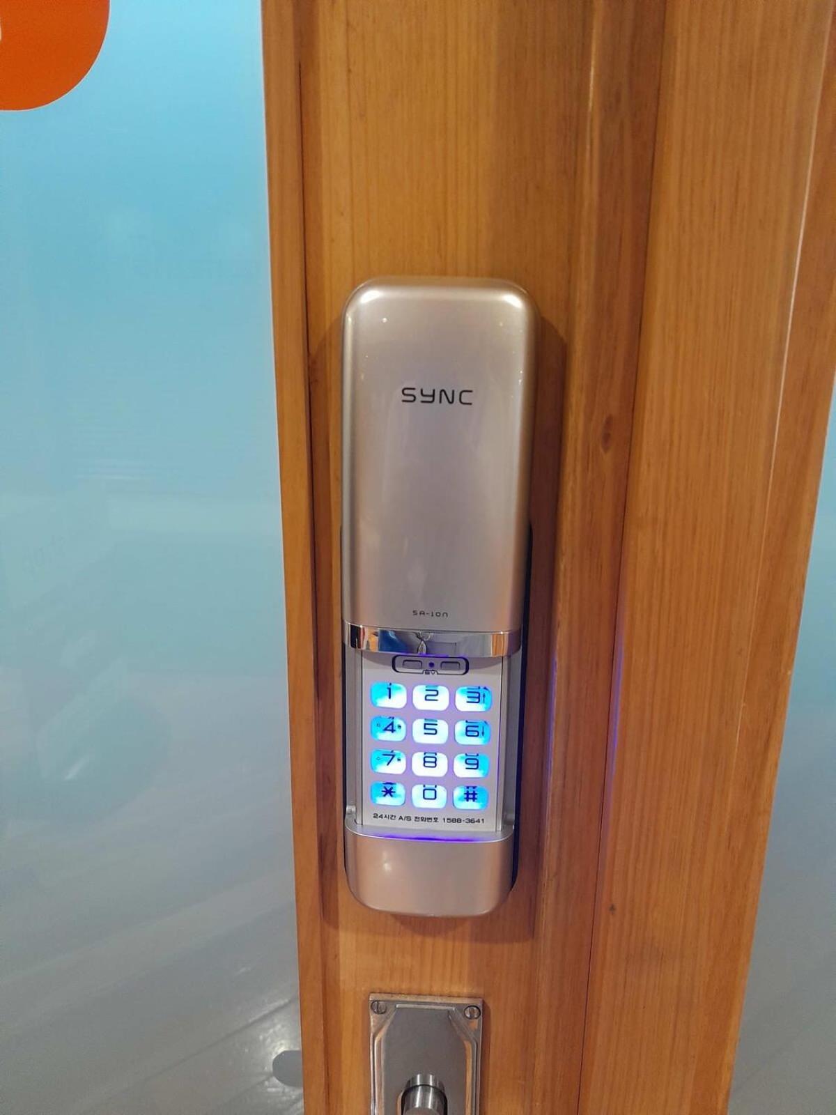 Spacious - Free Parking Gym And Pool Access Apartment