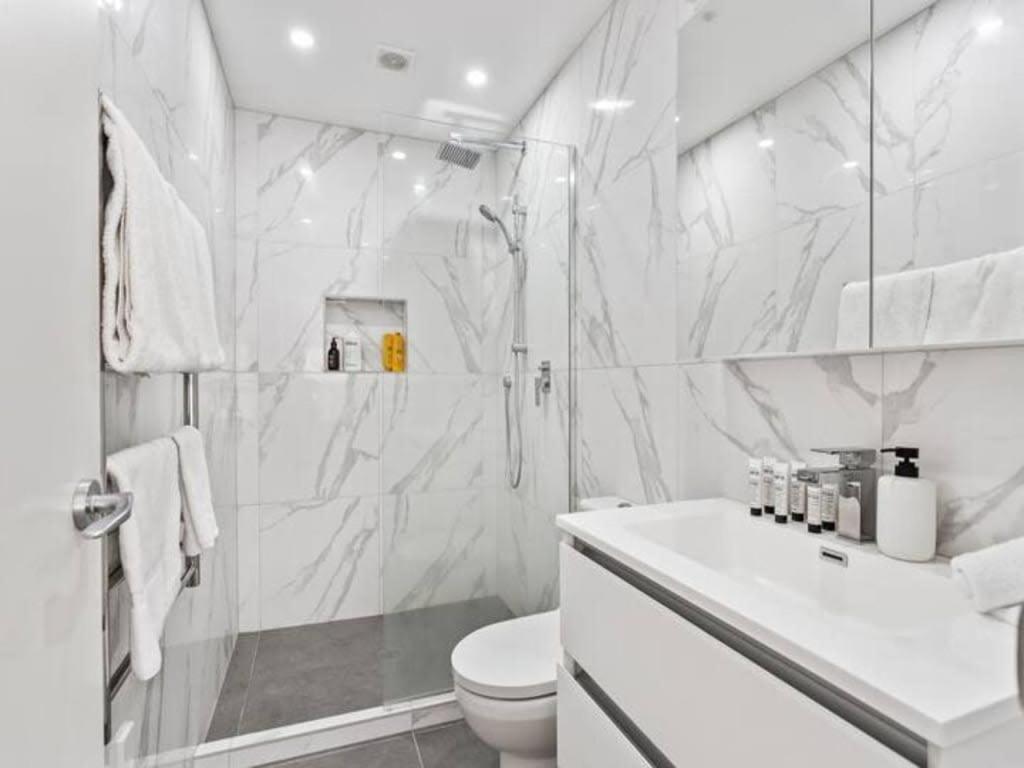Sleek Modern Pad Next To Spark Arena Free Parking *