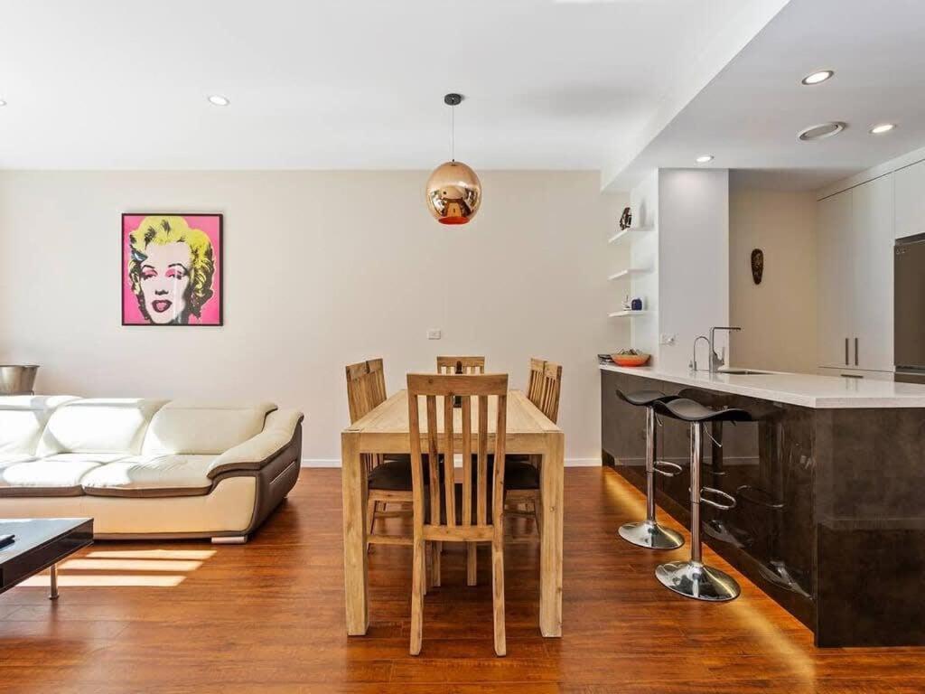 Sleek Modern Pad Next To Spark Arena Free Parking *