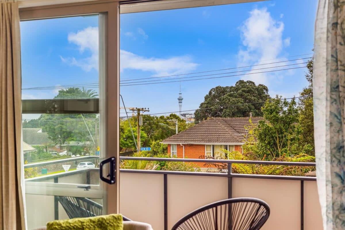 Lovely 2-bedroom With Free Parking Apartment *