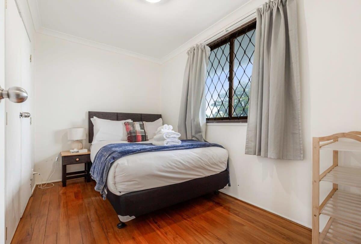 Lovely 2-bedroom With Free Parking Apartment *