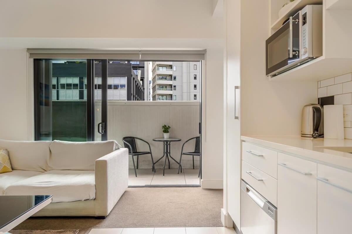 Bright & Modern Cbd Apartment