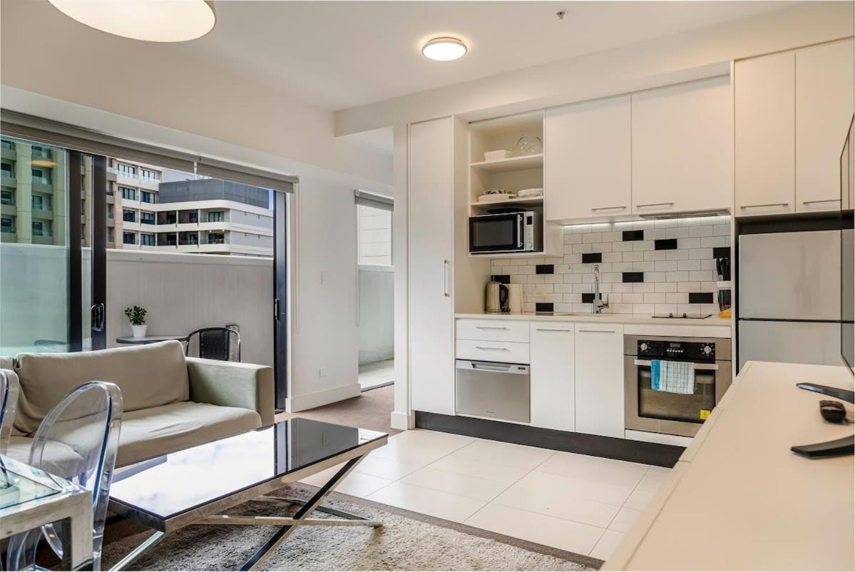 Bright & Modern Cbd Apartment