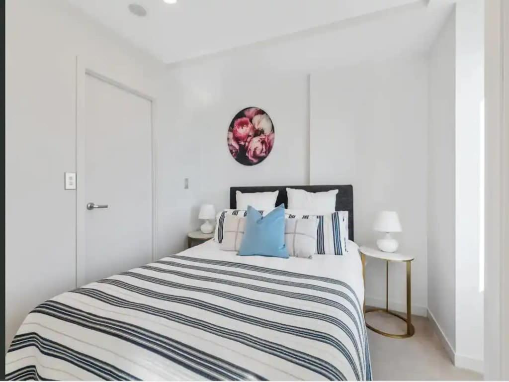 Just Opposite To Sky Tower , 2 Bed 2 Bath In Cbd *