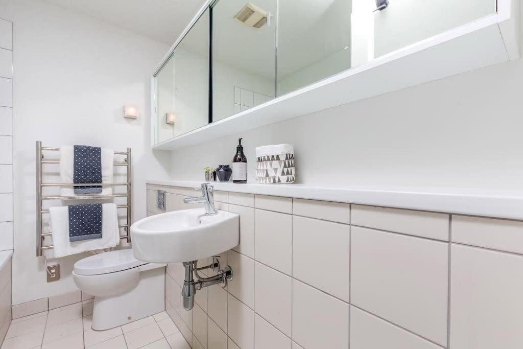 2 Brm Apt - Stunning Harbour Views, Level 24 Apartment