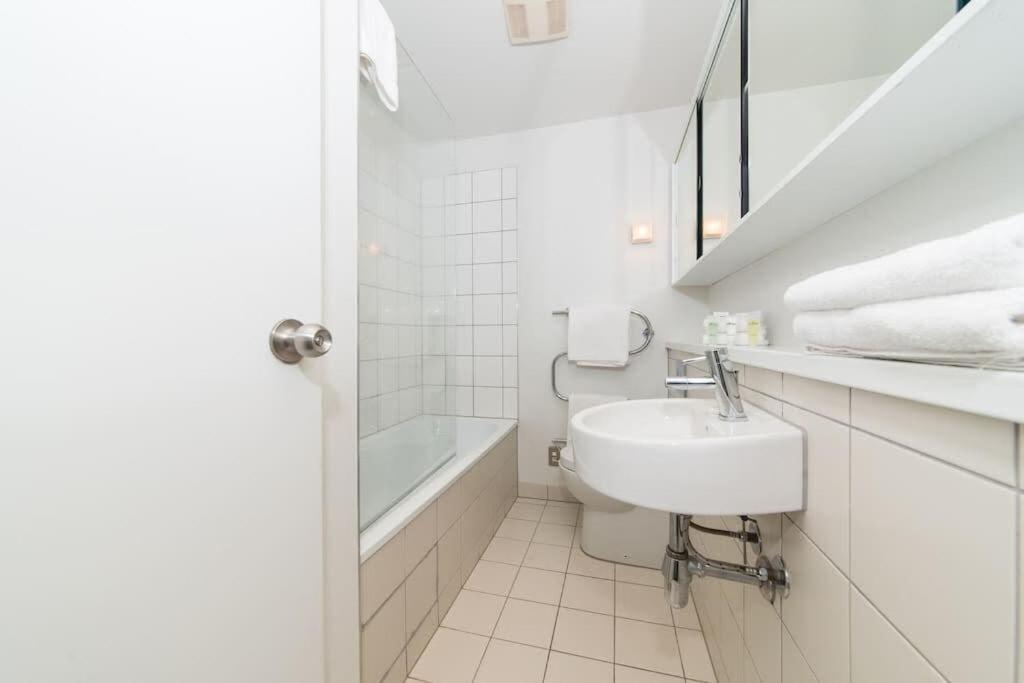 Apartment 2 Brm Apt - Stunning Harbour Views, Level 24