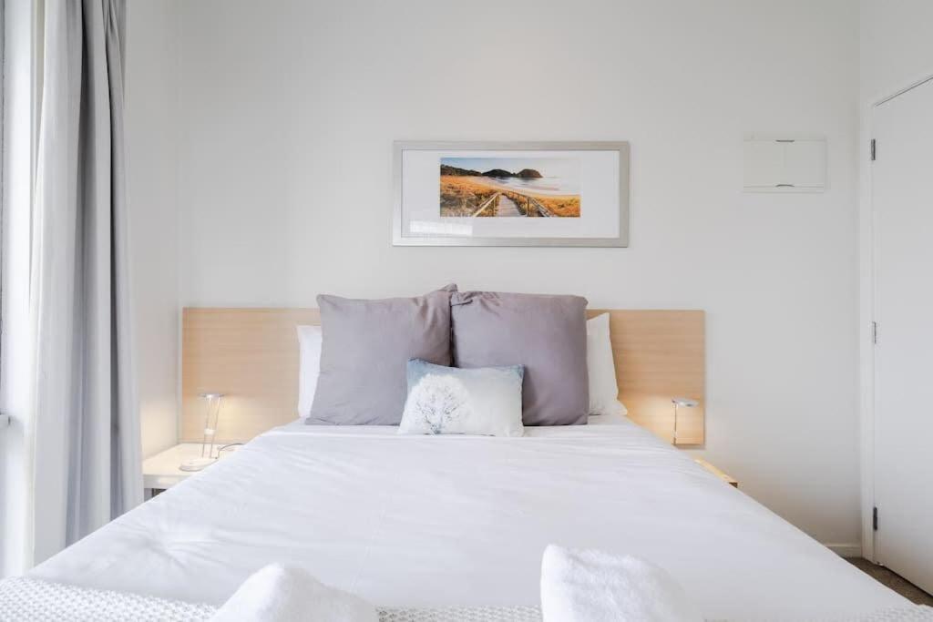 2 Brm Apt - Stunning Harbour Views, Level 24 Apartment *
