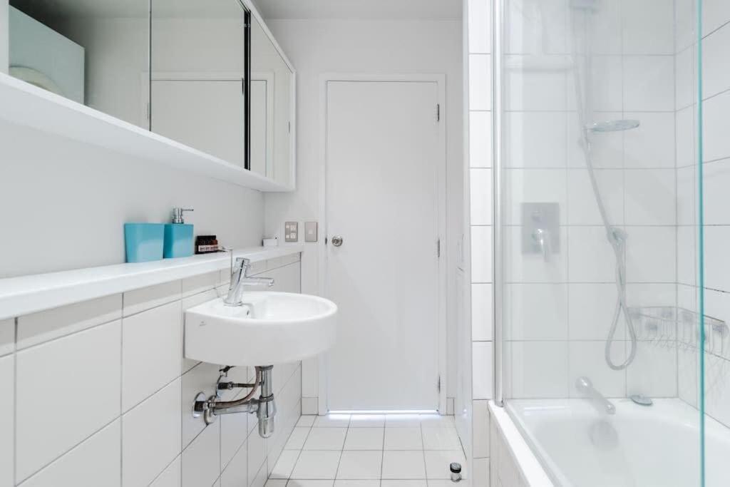 2 Brm Apt - Stunning Harbour Views, Level 24 * Auckland