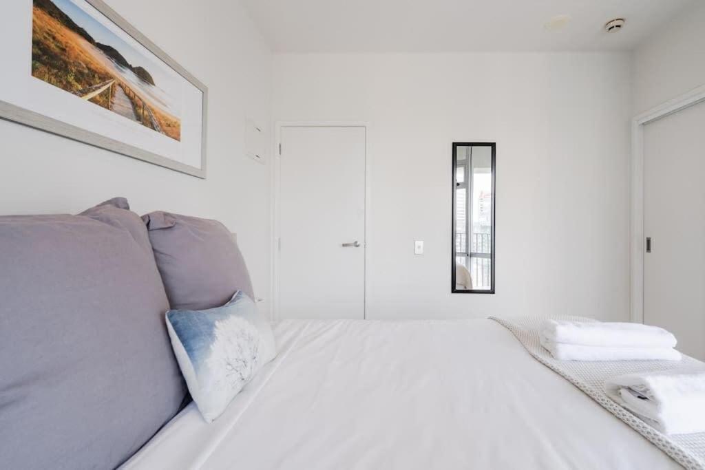 Apartment 2 Brm Apt - Stunning Harbour Views, Level 24