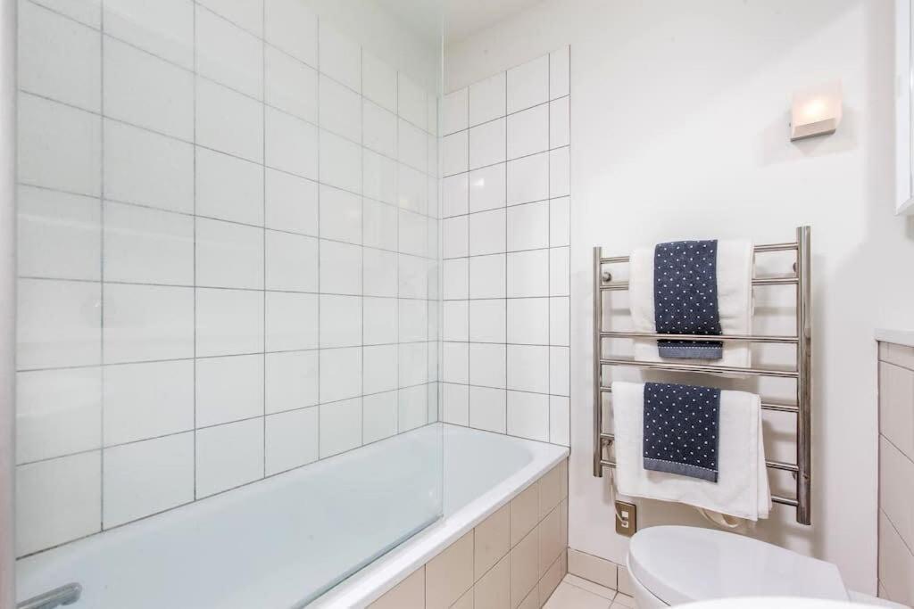 2 Brm Apt - Stunning Harbour Views, Level 24 Apartment